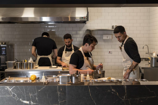 Equipe do restaurante ASU em ação: menu degustação e cardápio com opções generosas.