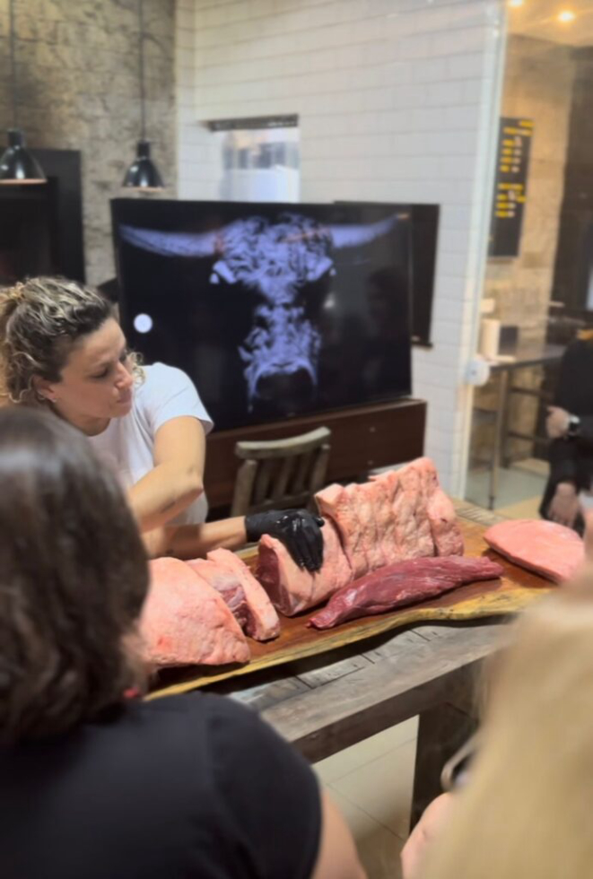 Estela Canan no curso de churrasco voltado para mulheres. Foto: divulgação