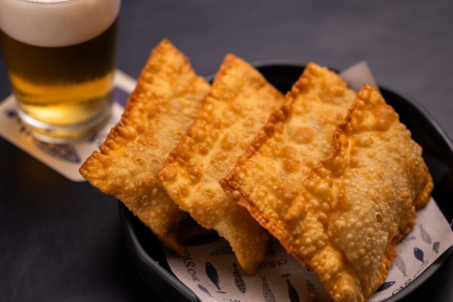 Os Pastéis de bacalhau estão entre as novidades dentre os petiscos do menu do Cas.Cais. | Foto: Larissa Sene