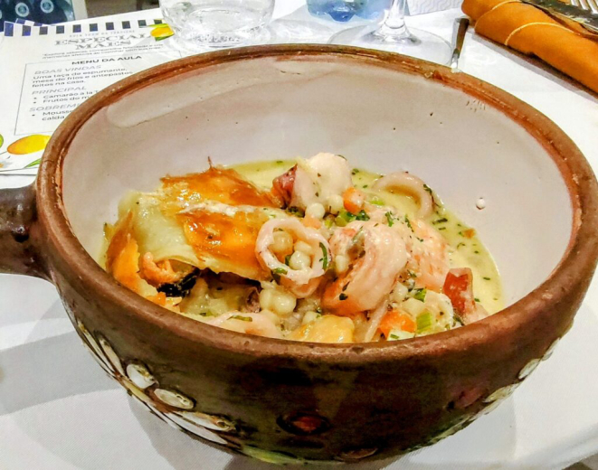 A Fregula com frutos do mar e cobertura de massa folhada, já servida em cumbuca especial. | Foto: Anacreon de Téos