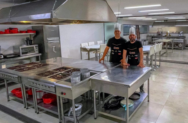 Kaue Henrique e Breno Rosa, chefs e sócios na Inspirar Gourmet, farão os pratos do jantar à frente dos comensais da noite. | Foto: Divulgação