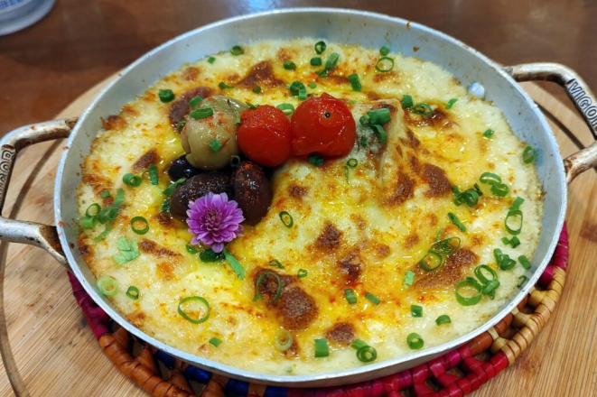 Bacalhau ao Zé do Pipo da Taberna. Com variação do original, substituindo o purê de batatas por aligot. | Foto: Anacreon de Téos