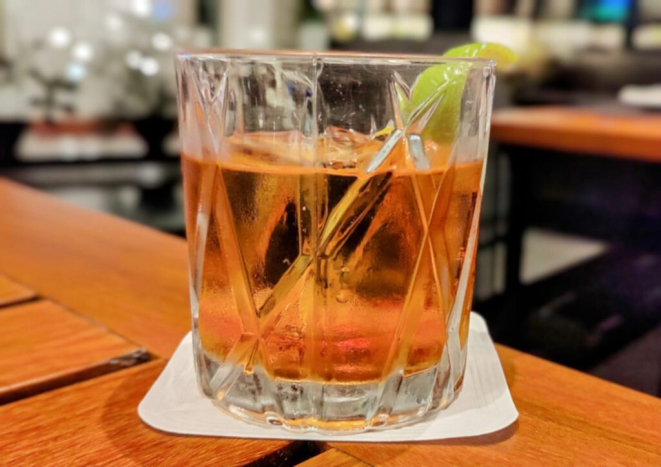 Rabo de galo, bebida típica dos botecos brasileiros, tem no Nomade. | Foto: Anacreon de Téos