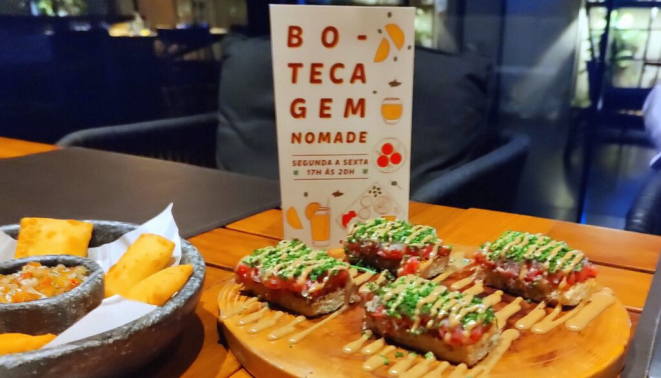 Mini pasteis de queijos brasileiros e a curitibaníssima Carne de Onça, no happy hour do Nomade. | Foto: Anacreon de Téos