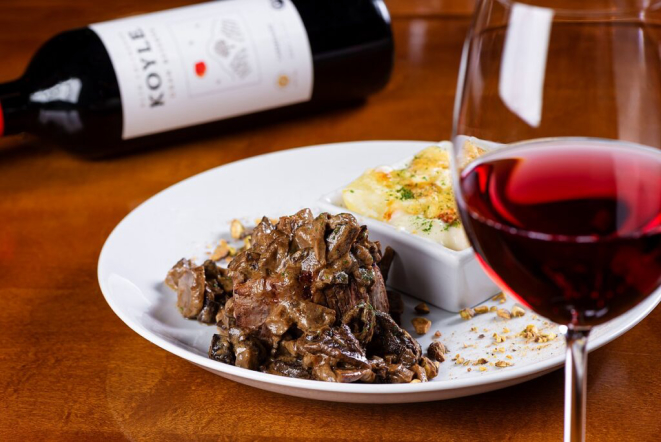 Mignon ao molho cremoso de funghi porcini e servido com gratin de batata faz parte do menu do Armazém 71 para o Circuito de Inverno de Curitiba