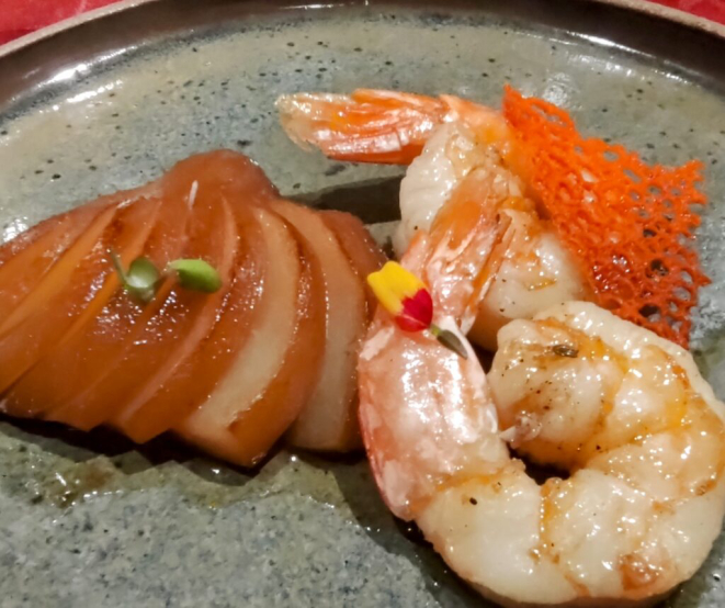 <em>Camarão rosa com pera cozida em chá preto e baunilha Bourbon</em>. | Foto: Anacreon de Téos