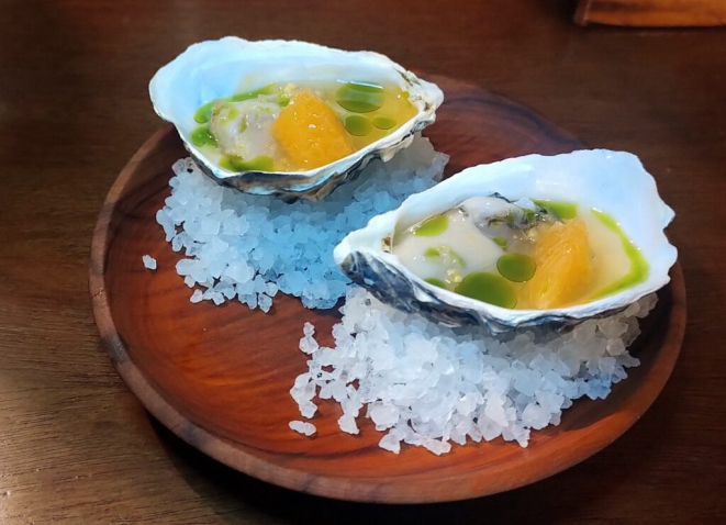 <em>Ostra do sul da ilha de Floripa, cítricos e óleo de coentro</em>, para começar. | Foto: Anacreon de Téos