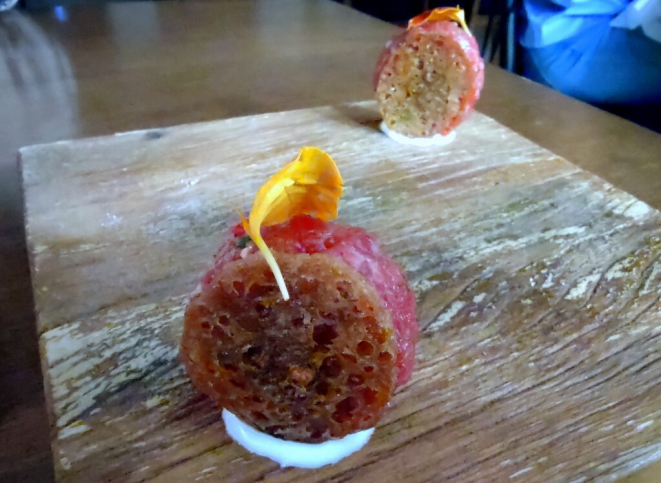 <em>Carne crua com pimentas brasileiras e asiáticas e pele de frango</em>. | Foto: Anacreon de Téos