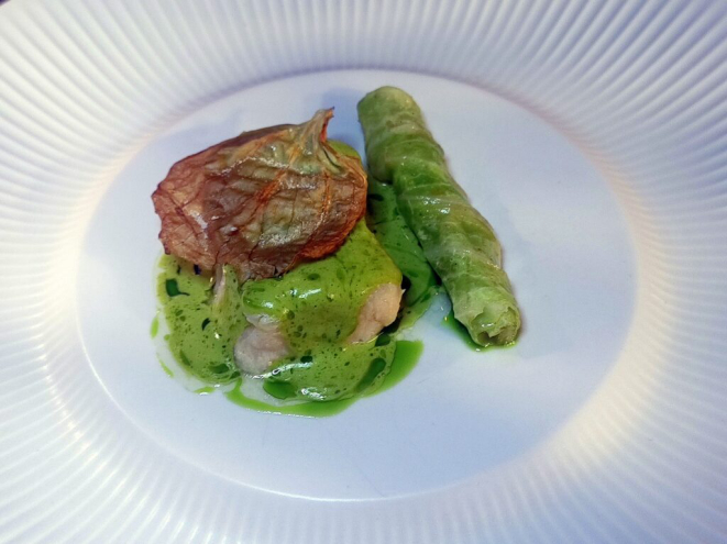 Peixe do dia, com beurre blanc de cheiro-verde, óleo de nirá e repolho em texturas. | Foto: Anacreon de Téos