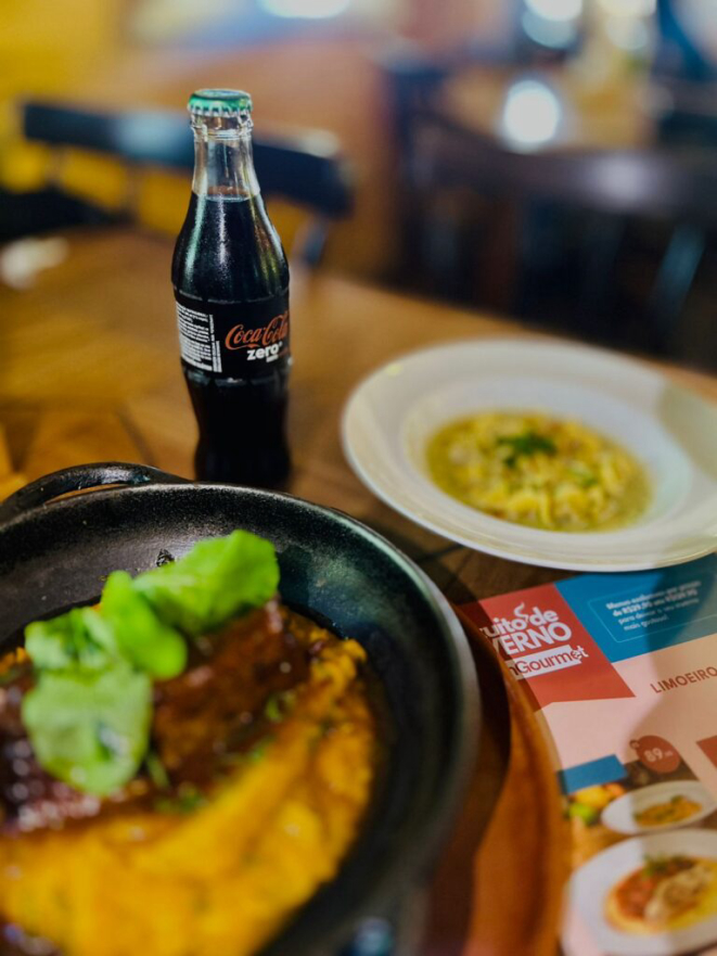 Duas coisas que abraçam: a comida do Limoeiro - Casa de Comidas e uma Coca-Cola geladinha