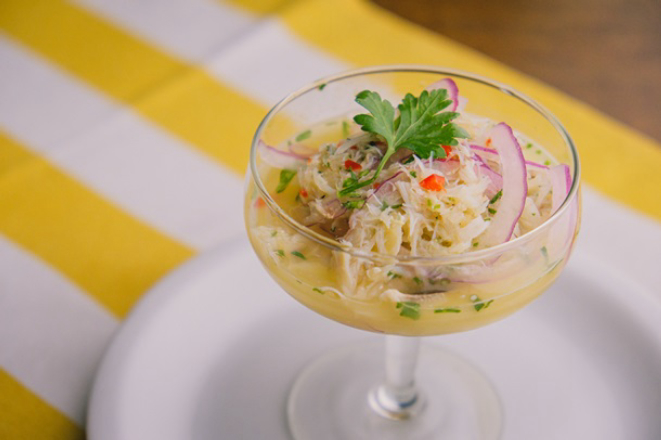 No By Cuca, o ceviche de siri é uma das entradas