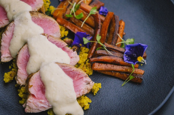 No Wine & Coffee, o atum grelhado é uma das opções de prato principal