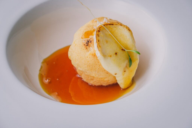 O suflado de aipim com queijo brie e melado, do Alice's Gastrobar, exala beleza e sabor