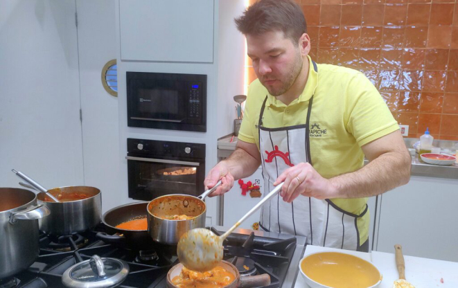 Bernardo Fuck em ação, apresentando sempre pratos novos a cada sábado, na Varanda da Trapiche. | Foto: Anacreon de Téos