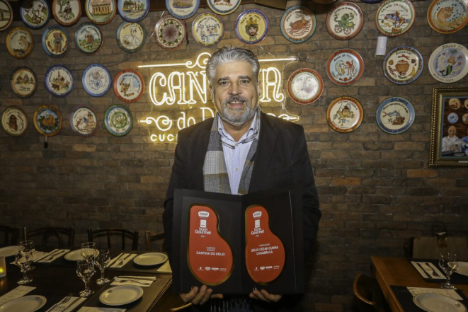 O chef e empresário Délio Canabrava com a homenagem e o prêmio de Melhor Massa, conquistados na edição de 2024 do Prêmio Bom Gourmet. Foto: Valterci Santos