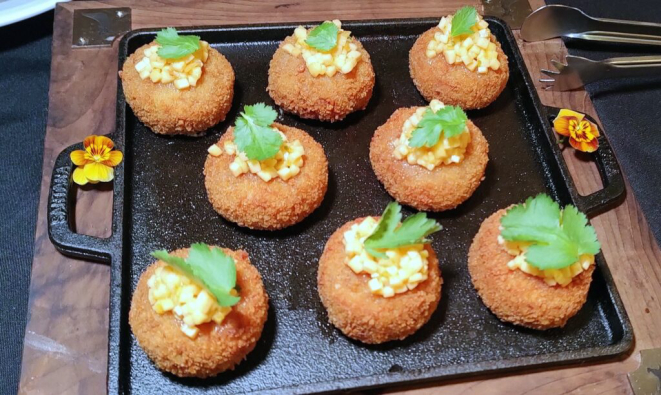 Bolinho de barreado de porco com tartare de banana. | Foto: Simone Meirelles (Comer & Curtir)