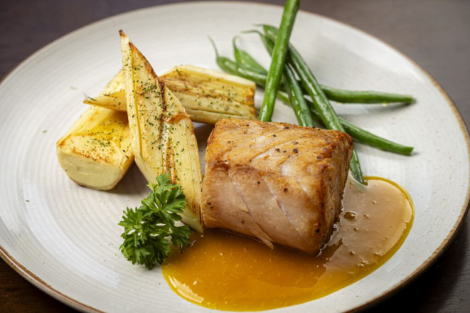 Peixe Branco ao Velouté de Manga com Palmito Grelhado e Vagem, do Vindouro. Foto: Priscilla Fiedler.