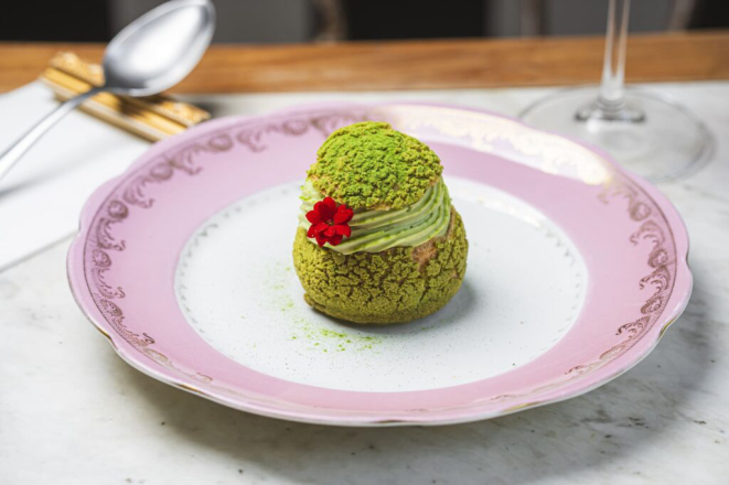 Choux de Matcha com Coulis de Morango, do Chez MArgot. Foto: Priscilla Fiedler.