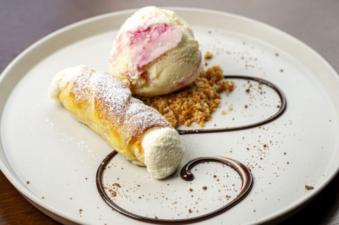 Cannoli com Mousse de Cupuaçu e Sorvete de Abacaxi, do Vindouro. Foto: Priscilla Fiedler.