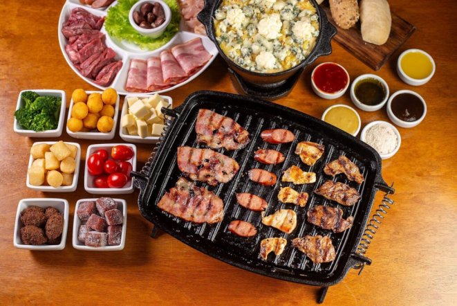 Fondue de Carnes, do Blackpot Restaurant e Indaiá Restaurante. Foto: Luciano Dias.