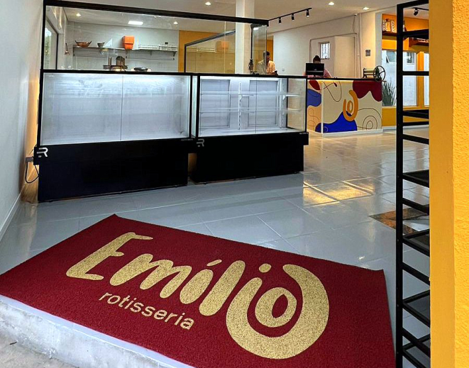 Por enquanto as prateleiras estão vazias, mas já na semana que vem vão ter de tudo. | Foto: Divulgação