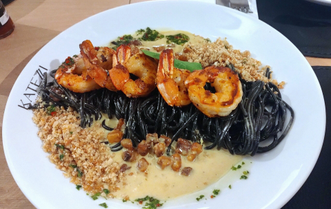 Chegou o Katezzi, com sotaque italiano, mas com alguns passeios pelo mundo