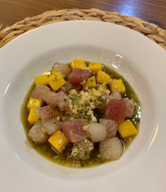 Crudo de Peixe com Manga e Molho Thai de Capim Limão e Limão Kaffir da Chef Claudia Dotti. Foto: Rosa Thai Gastronomia