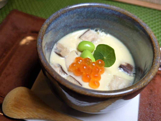 <em>Chawanmushi</em> – prato quente, com creme de ovos, que leva vieiras, shiitake, camarão e ikura. | Fotos: Camarci do Lago