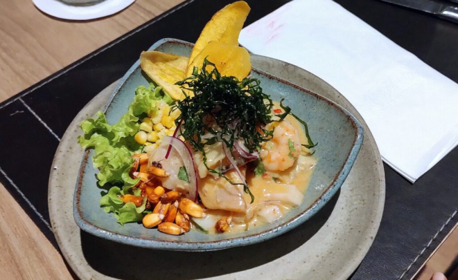 Ceviche de pescado, o tradicional (cubos de tilápia fresca marinados em limão, coentro, pimenta dedo-de-moça e leche de tigre. | Foto: Anacreon de Téos
