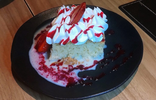 Para fechar a refeição, Torta três leches. | Foto: Anacreon de Téos