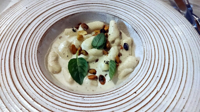 O prato principal: Cavatelli com molho de gorgonzola, pistache e manjericão.  | Foto: Anacreon de Téos