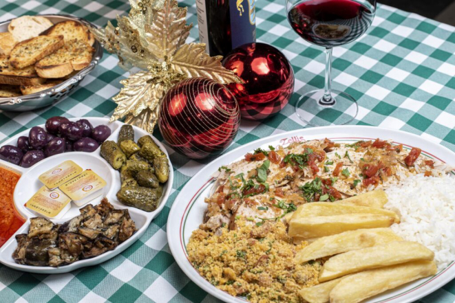 O peru assado à Brasileira com farofa, batatas fritas e arroz. Foto: Marcelo Andrade