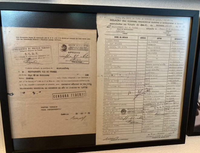 O documento da Censura Federal com a lista de músicas proibidas, hoje emoldurado logo à entrada do Ile de France. Registro histórico. Foto: Bom Gourmet