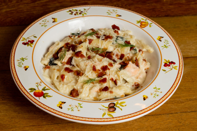 Penne com Salmão em Cubos, Espinafre e Tomate-Cereja, do Maria Café & Bistrô.