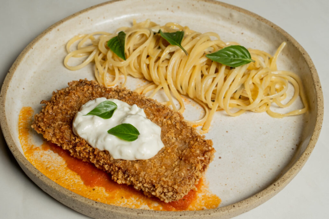 Milanesa de Angus e Linguini na Manteiga de Sálvia, do Sax Coffee & More.