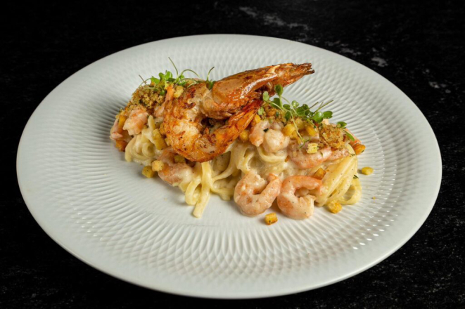 Fettuccine com Camarão e Grana Padano no almoço e Salmão com Risoto de Grana Pa, do Bálkan. Foto: Camila Cardoso/Festival Gourmet.