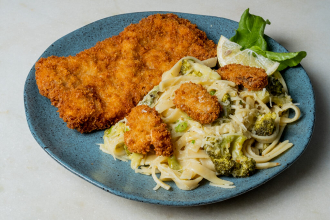 Fettuccine Sálvia com Milanesa, do Lott Bistrô.