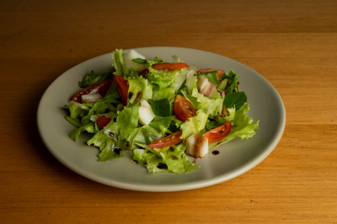 Salada Caprese, do Lou Bistrô.