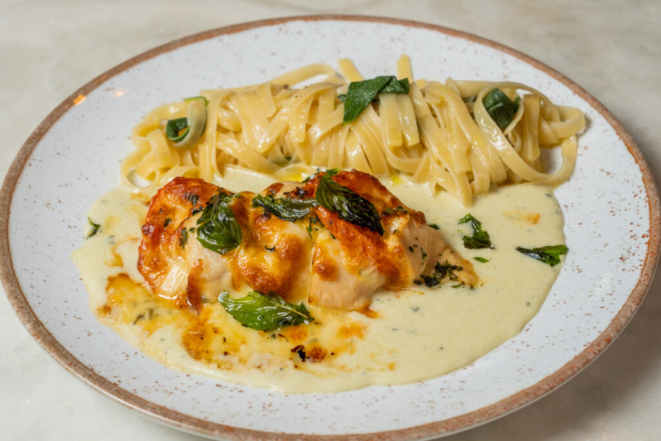 Frango Caprese, do Botelli Internacional Cuisine.