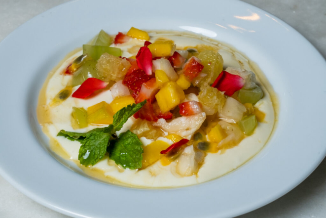 Salada de Frutas da Estação com Mousse de Maracujá, do Botelli International Cuisine.