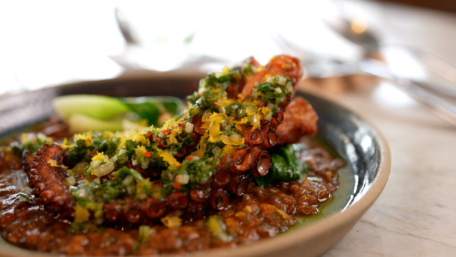 Polvo grelhado, com lentilhas verdes, embutidos, gremolata, couve bok choy e bottarga - prato do mar. | Foto: Estanis Neto