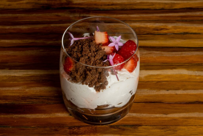 Morangos Frescos em Calda com Crumble, do Kanpai Blue.