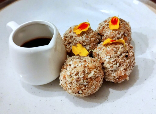 Queijo artesanal da Adega, em formato de bolinhos... petisco do happy hour. | Foto: Anacreon de Téos