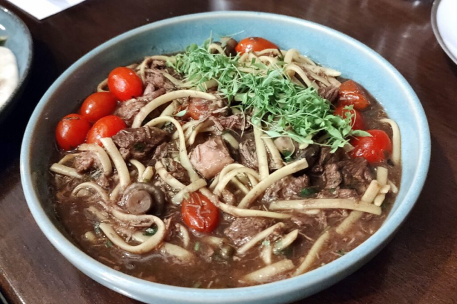 Fettuccine à bourguignon, um dos pratos principais. | Foto: Anacreon de Téos