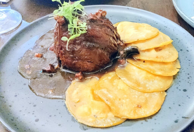 Filé mignon da Adega, servido com ravióli de queijo na manteiga. | Foto: Anacreon de Téos
