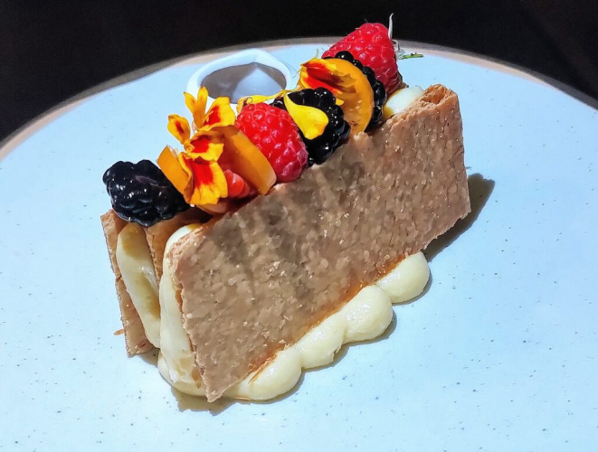 Mil folhas parisiense, uma das três sobremesas da casa. | Foto: Anacreon de Téos