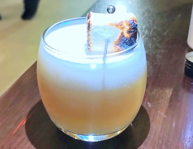 Drinque da casa: 43 Sour - Licor 43, suco de limão, albumina e marshmallow maçaricado | Foto: Anacreon de Téos