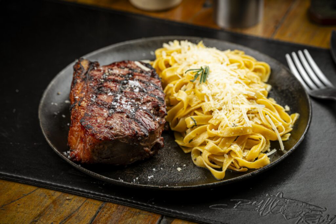 Steak de Chorizo com Fettuccine na Manteiga. Foto: Priscilla Fiedler/Festival Bom Gourmet.