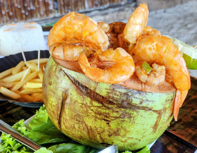 O Camarão no coco verde servido em Cananeia. Com salada, arroz e batatas fritas. | Foto: Anacreon de Téos