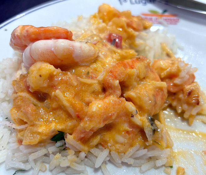 Camarão no coco verde já no prato, saboroso e cativante. | Foto: Claudio Stringari